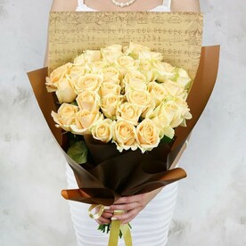 Букет из 33 кремовых роз в оригинальной упаковке Россия 60 см.