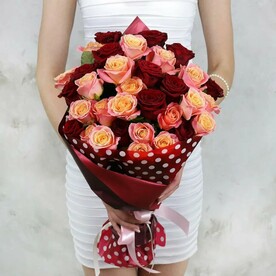 Букет из 31 красных и коралловых роз Россия 40 см