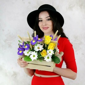 Композиция из ирисов, хризантем и пшеницы с божьей коровкой