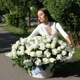 Композиция из белых роз и маттиол