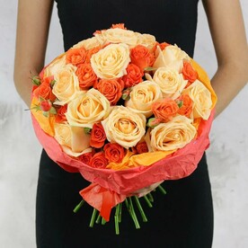 Букет из 25 кремовых и оранжевых роз