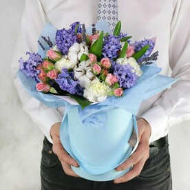 Композиция Тельцу из гиацинтов гвоздик и роз в голубой шляпной коробке