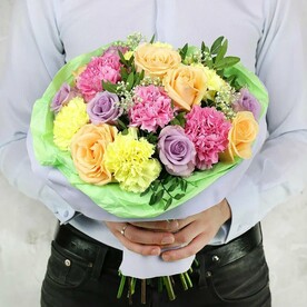 Букет из гвоздик роз гипсофилы и зелени