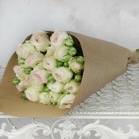 Букет из 7 пионовидных кустовых роз Клустер в крафте