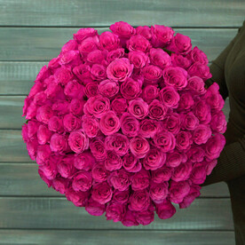 75 малиновых роз с лентой Кения 40 см