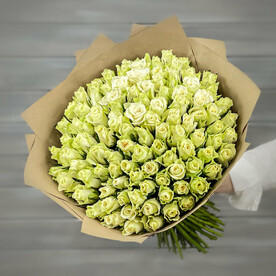 75 белых роз в крафте Кения 40 см