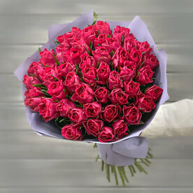 65 малиновых роз в упаковке Кения 40 см