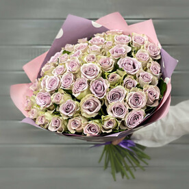 65 сиреневых роз в упаковке Кения 40 см