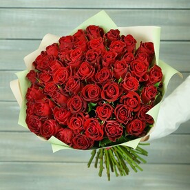 65 красных роз в упаковке Кения 40 см