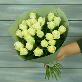 27 белых роз в упаковке Кения 40 см