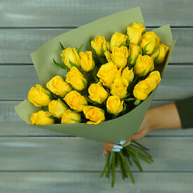 27 желтых роз в упаковке Кения 40 см