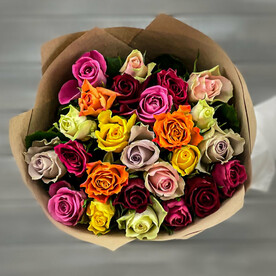 23 разноцветные розы в крафте Кения 40 см