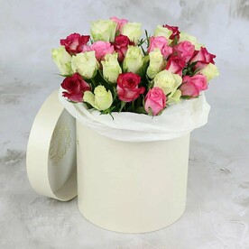 25 белых и розовых роз в шляпной коробке, Кения