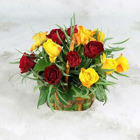 15 желтых и красных роз в корзине, Кения