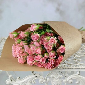 Букет из 15 светло-розовых кустовых роз в крафте