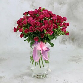 Букет из 25 малиновых кустовых роз