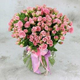 Букет из 51 светло-розовой кустовой розы