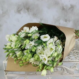 Букет из 15 белых лизиантусов в крафте