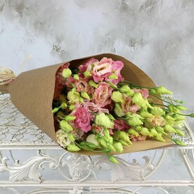 Букет из 15 розовых лизиантусов в крафте