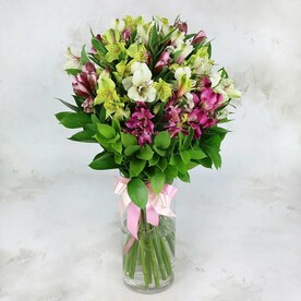 Букет из 17 малиновых, белых и желтых альстромерий