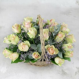 Композиция из зелено-розовых роз, гипсофилы, листьев эвкалипта в корзине