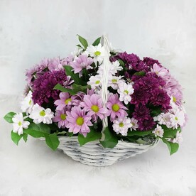 Композиция из разноцветных кустовых хризантем в корзине