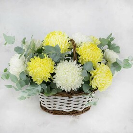 Композиция из разноцветных хризантем и эвкалипта в корзине