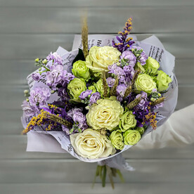 Букет из роз, маттиолы и пшеницы