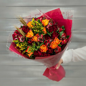 Букет из красных и оранжевых роз с солидаго и альстромериями