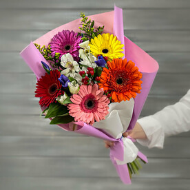 Букет из разноцветных гербер и альстромерий
