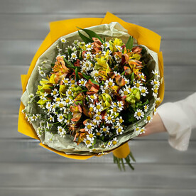 Букет из альстромерий и ромашек