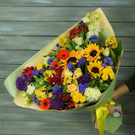 Букет из подсолнухов, роз и орхидей