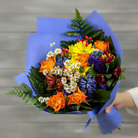 Букет из роз, хризантем и гиацинтов