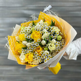 Букет из тюльпанов, ромашек и роз