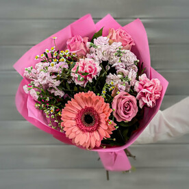 Букет из маттиол, гвоздик, роз и герберы