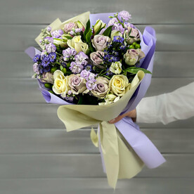 Букет из маттиол, астр и роз