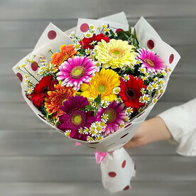 Букет из разноцветных гербер и ромашек