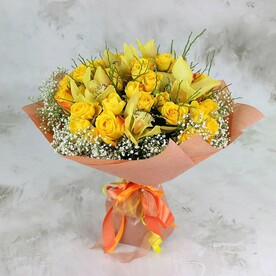 Букет из желтых роз и орхидей в упаковке