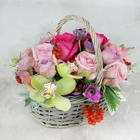 Композиция из роз и орхидей в плетеной корзине