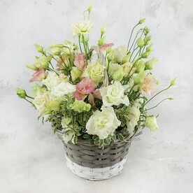 Композиция из 15 лизиантусов с листьями питтоспорума в корзинке