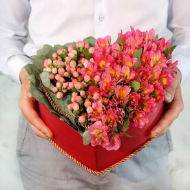 Композиция из альстромерий и гиперикумов в сердце