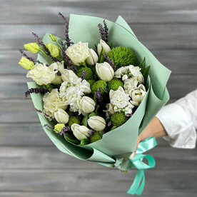 Букет из тюльпанов и хризантем