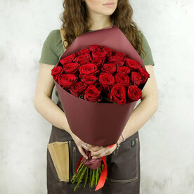 25 красных роз в упаковке Россия 60 см