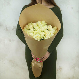 25 белых роз в крафте Россия 60 см