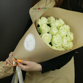 Букет из 15 белых роз в упаковке Россия 60 см