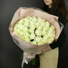 Букет из 51 белой розы в упаковке Россия 60 см