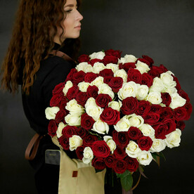 Букет из 101 красной и белой розы с лентой Россия 60 см