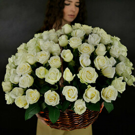 Букет из 101 белой розы в плетеной корзине, Россия