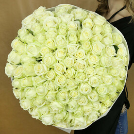 Букет из 101 белой розы в упаковке Россия 60 см