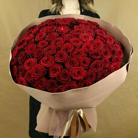Букет из 101 красной розы в упаковке Россия 60 см